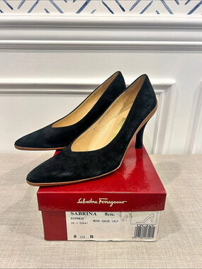 Salvatore Ferragamo Sabrina Nero Suede Calf Pumps Nero Suede Pumps Black & Brown